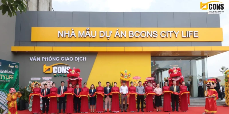 Nghi thức cắt băng khai trương nhà mẫu Bcons City Life với ban lãnh đạo Tập đoàn Bcons