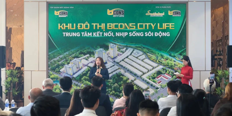 Khách hàng và đối tác tham quan không gian nhà mẫu Bcons City Life Tân Uyên